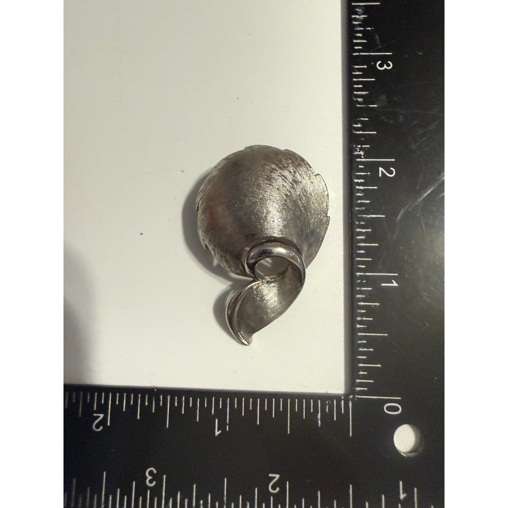 Vintage JJ Jonette Jewelry Silver Tone Brushed Textured Swirl Leaf Brooch Pin
